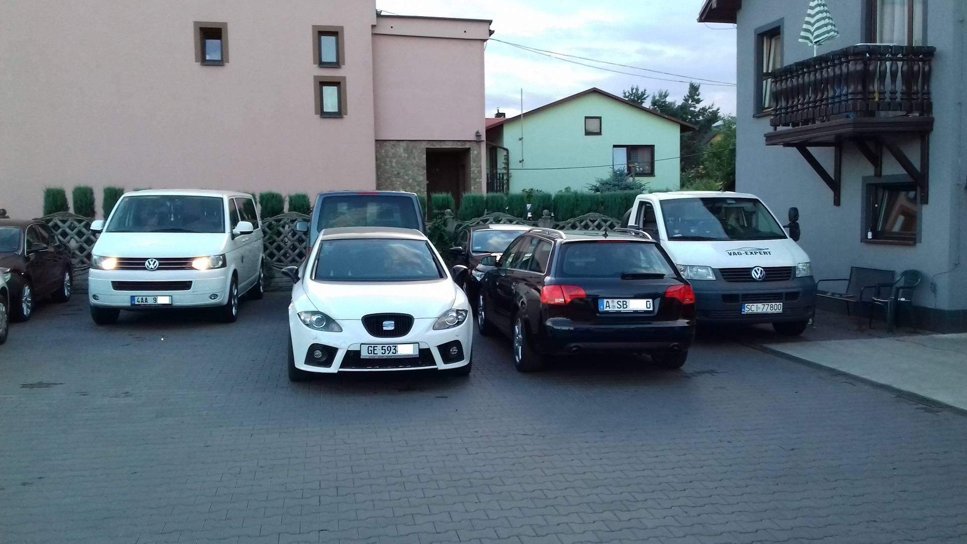 samochody w warsztacie