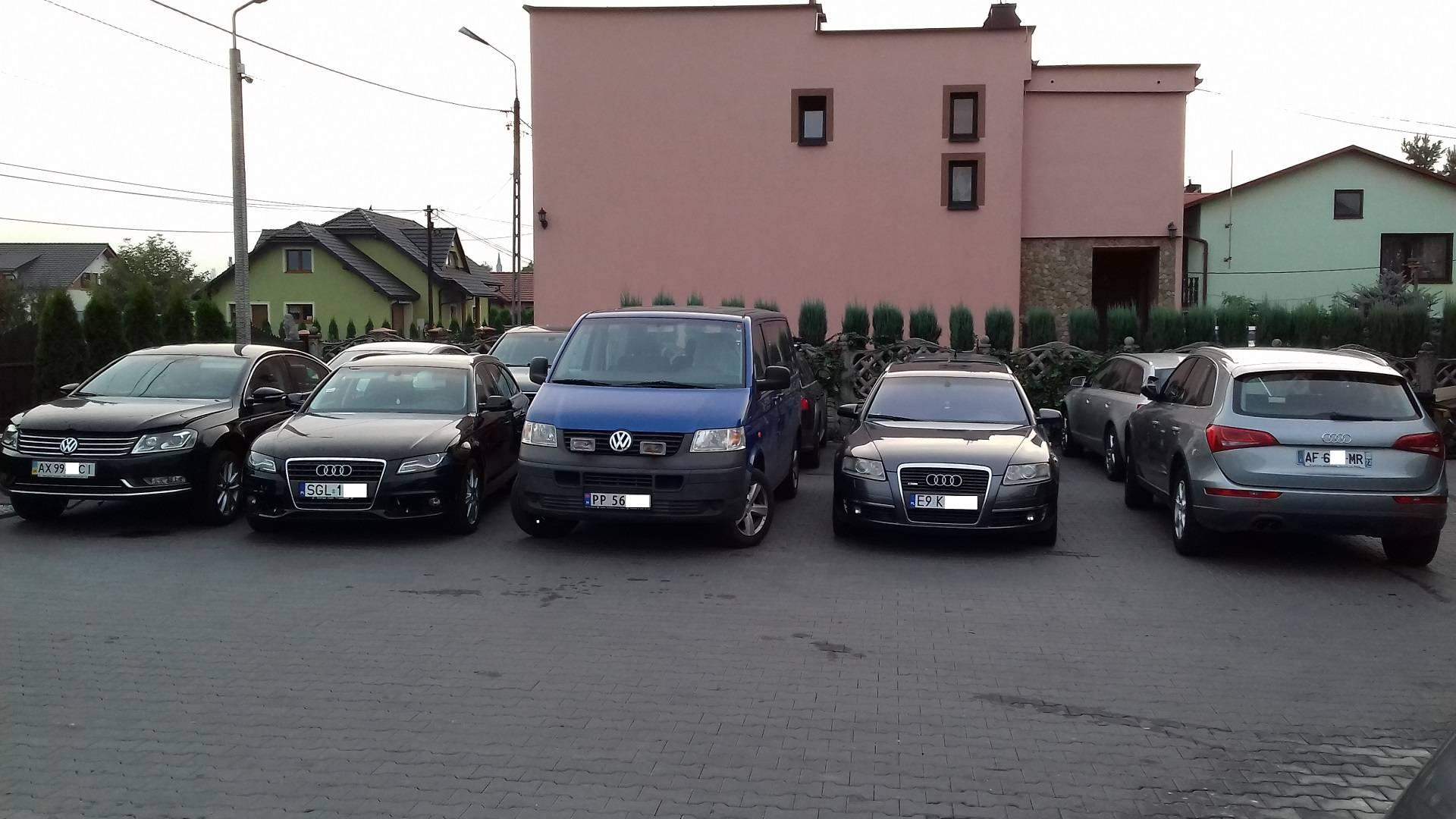 samochody na parkingu