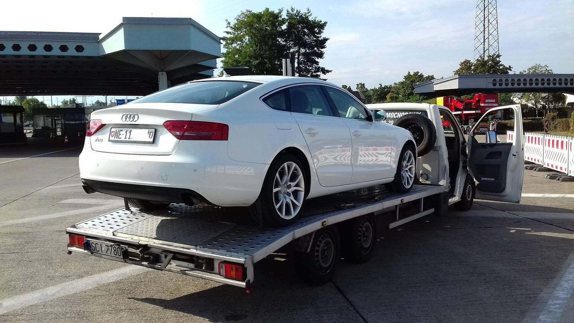 samochód na lawecie