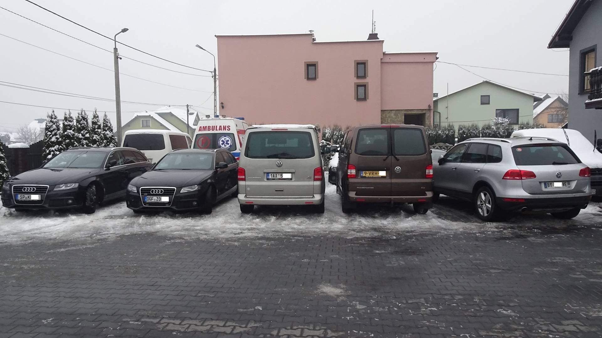 samochody do naprawy w warsztacie